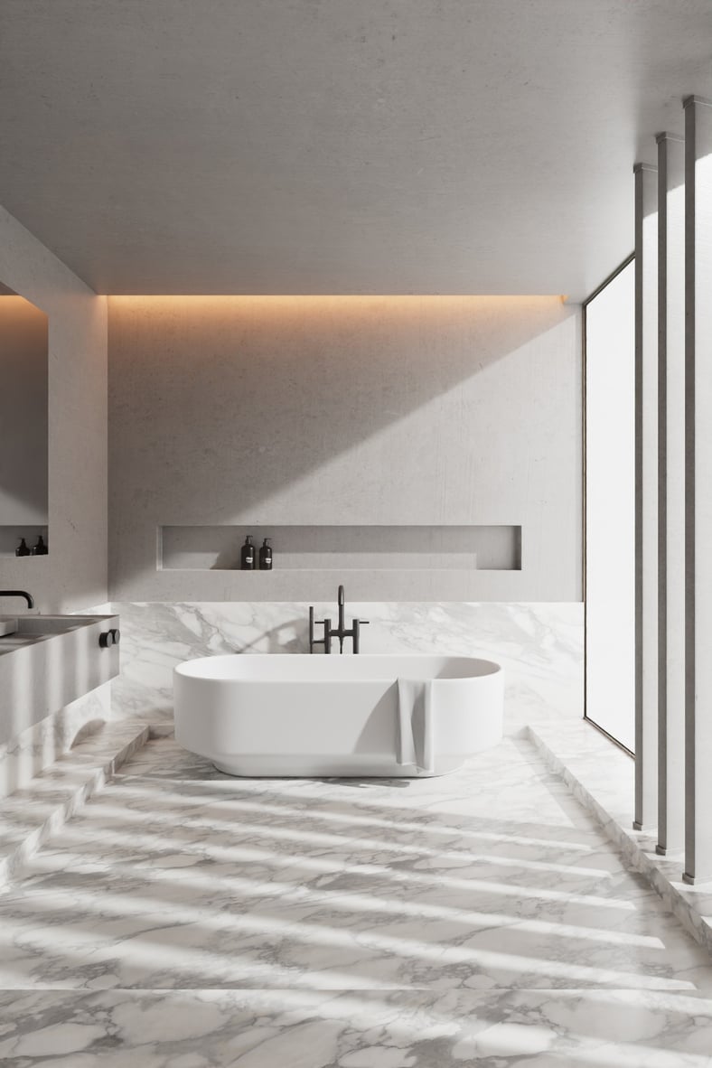 modernes-badezimmer-aus-marmor-mit-freistehender-badewanne-aus-mineralwerkstoff