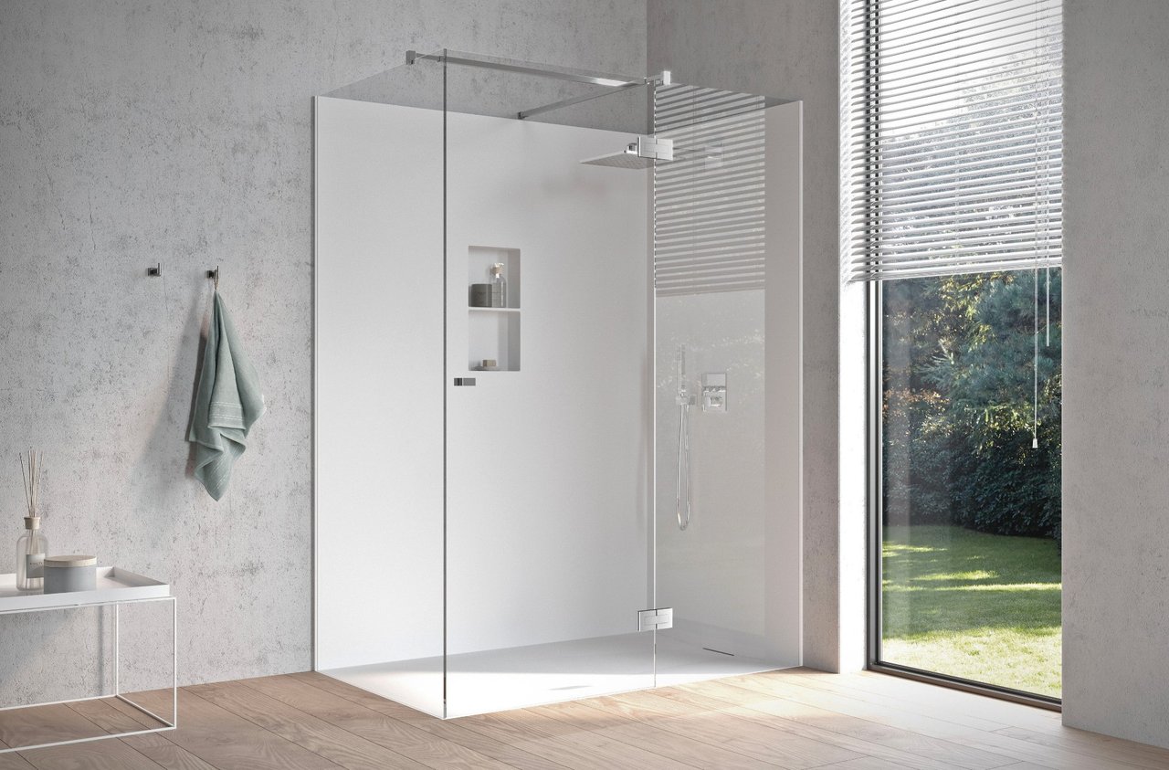 Weiße-ebenerdige-Dusche-mit-Glaswand