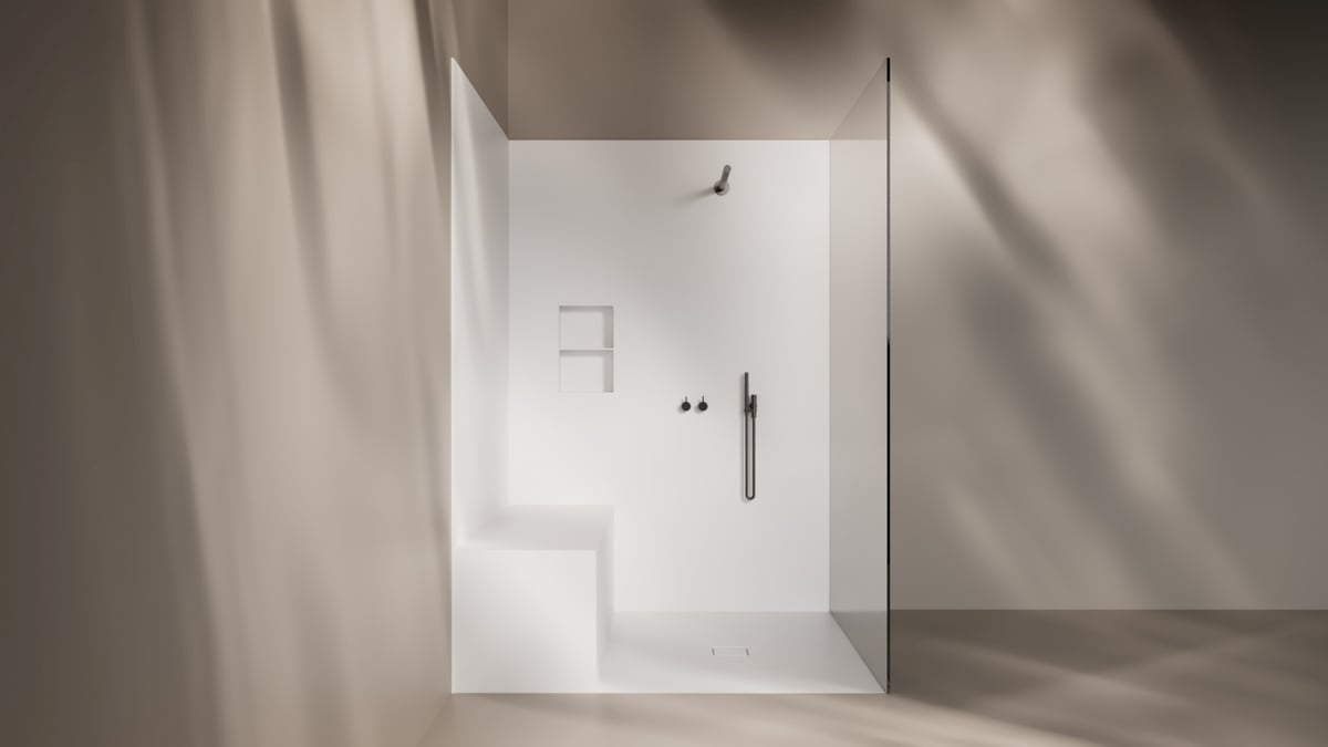 Weiße-Dusche-aus-Mineralwerkstoff-mit-Glastrennwand