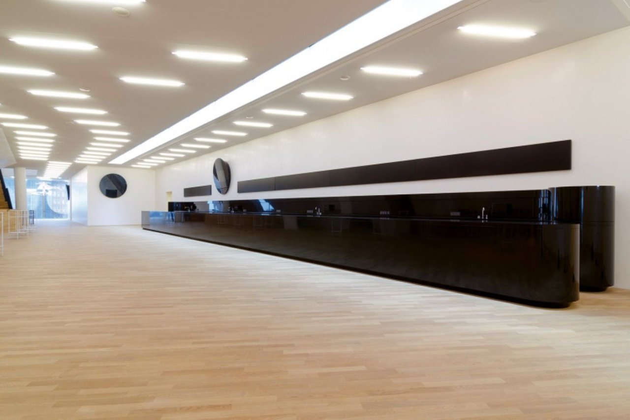 Hasenkopf-Projekt-Elbphilharmonie-Hamburg-lange-schwarze-Theke-aus-Mineralwerkstoff