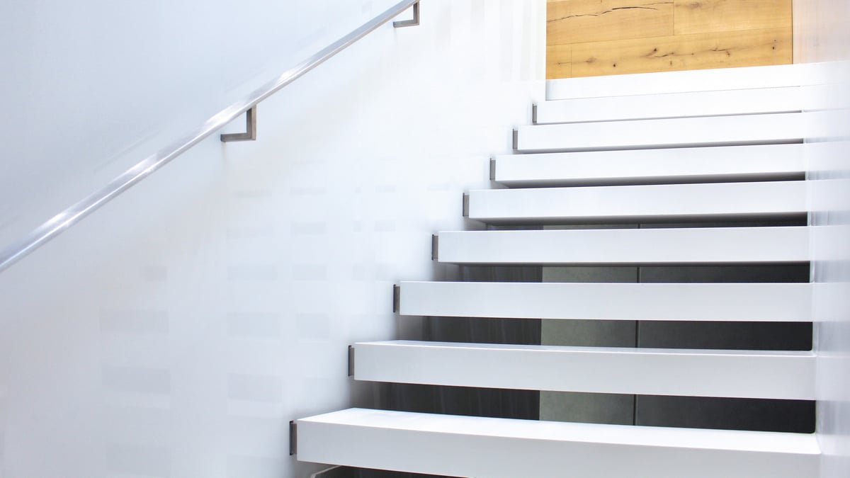 modernes-treppendesign-in-weiß-aus-mineralwerkstoff