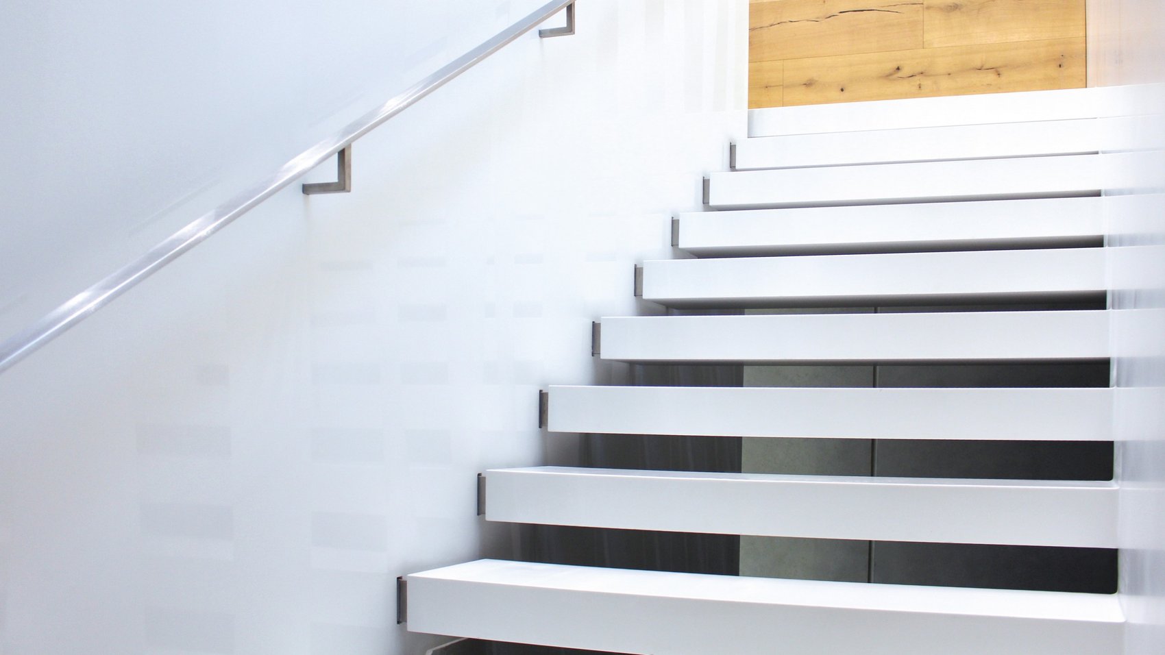 modernes-treppendesign-in-weiß-aus-mineralwerkstoff