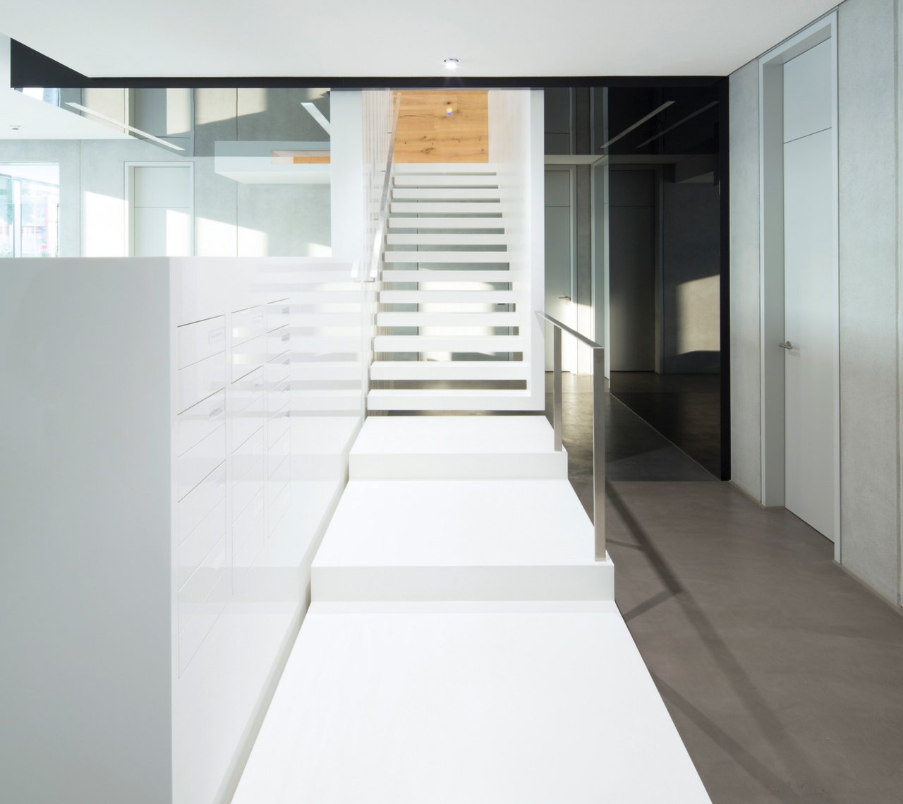 moderne-treppe-von-hasenkopf-mit-glasverkleidung