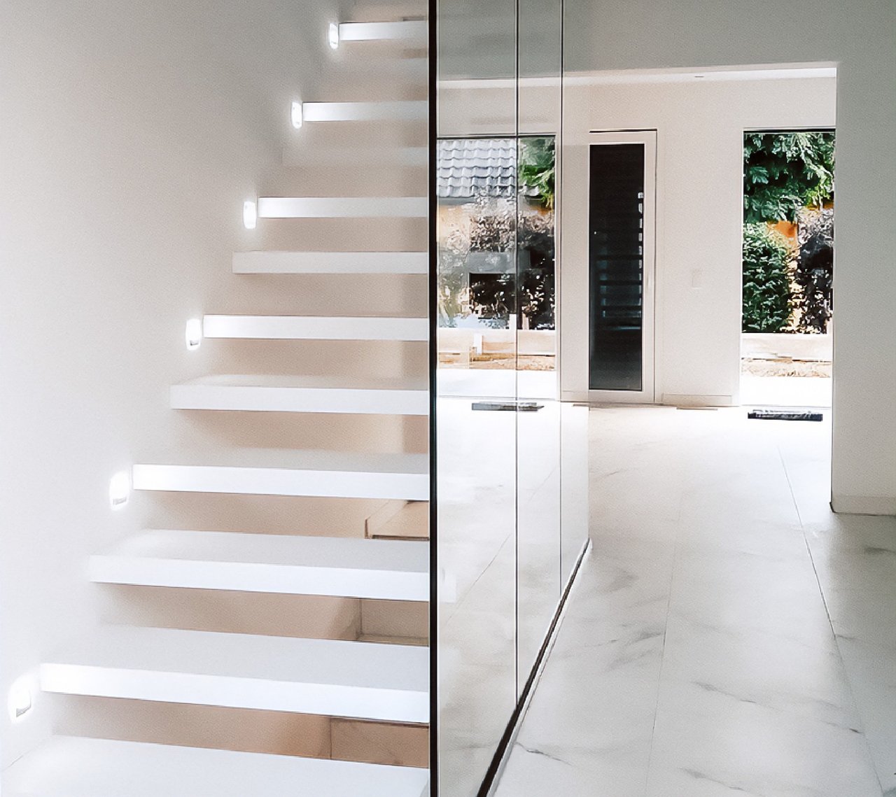 moderne-treppe-mit-schwebenden-stufen-und-glasverkleidung