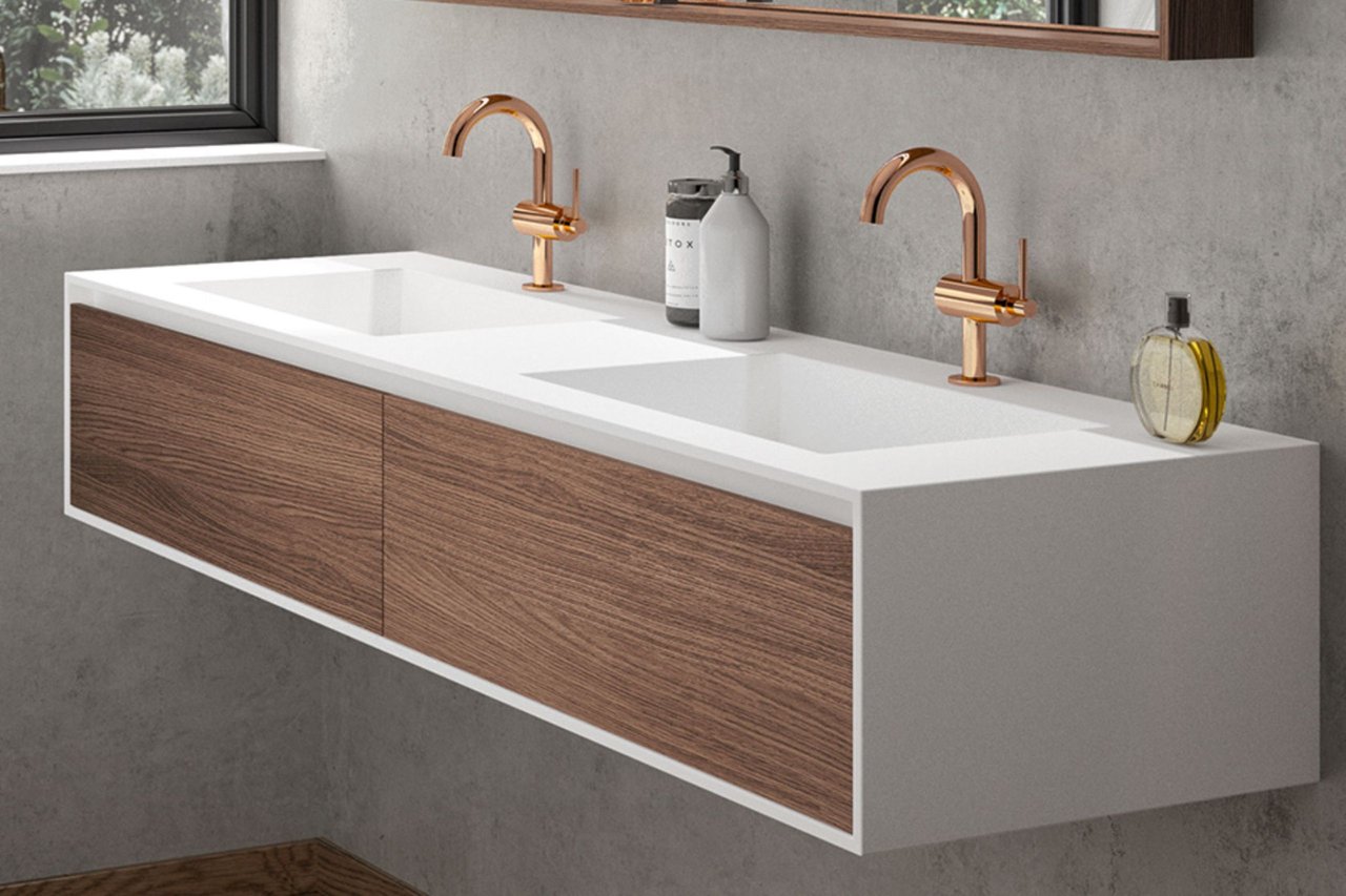 detailansicht-weißer-waschtisch-mit-goldenen-wasserhähnen