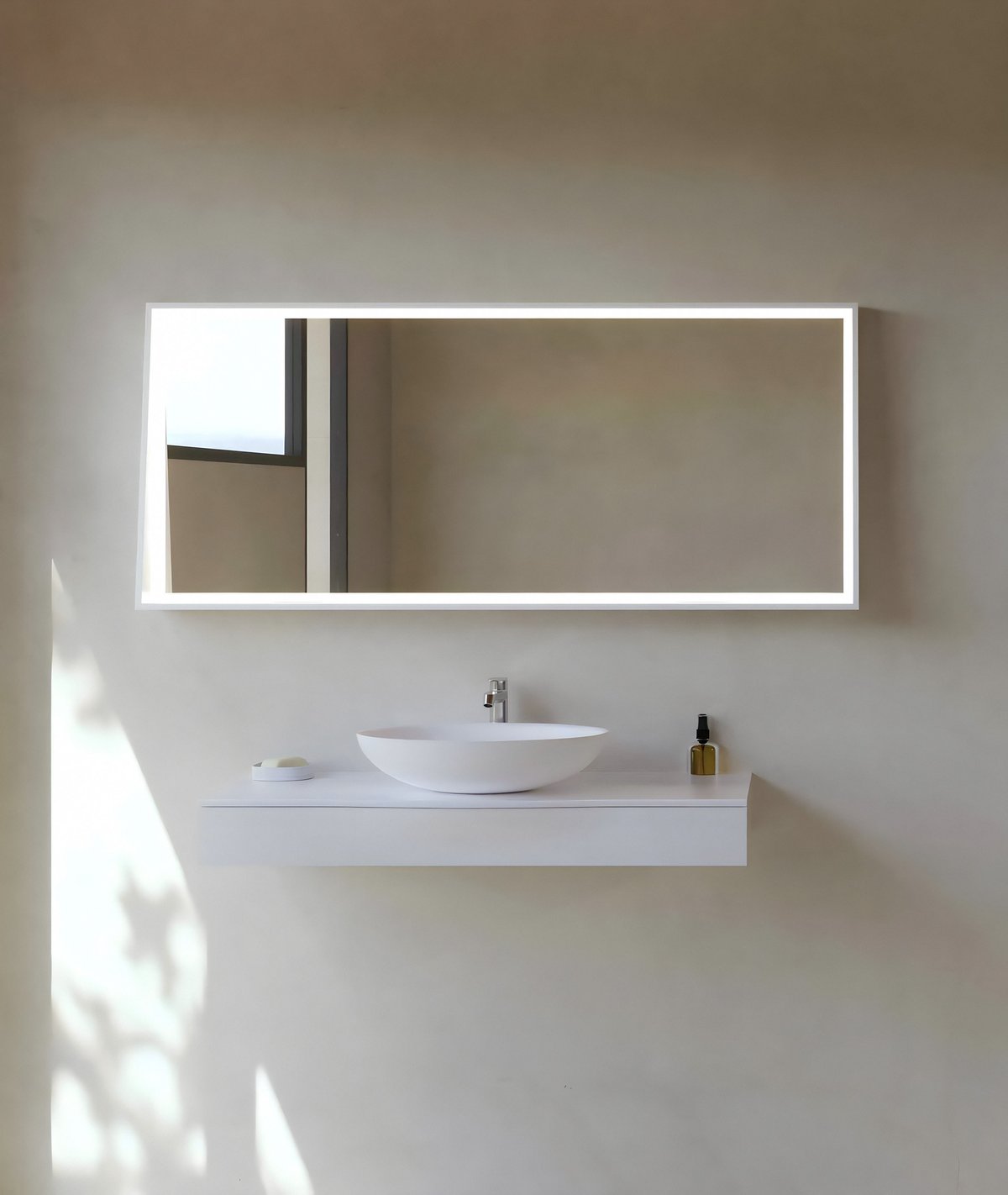 Badezimmer-beleuchtet-und-eckig-aufsatzbecken