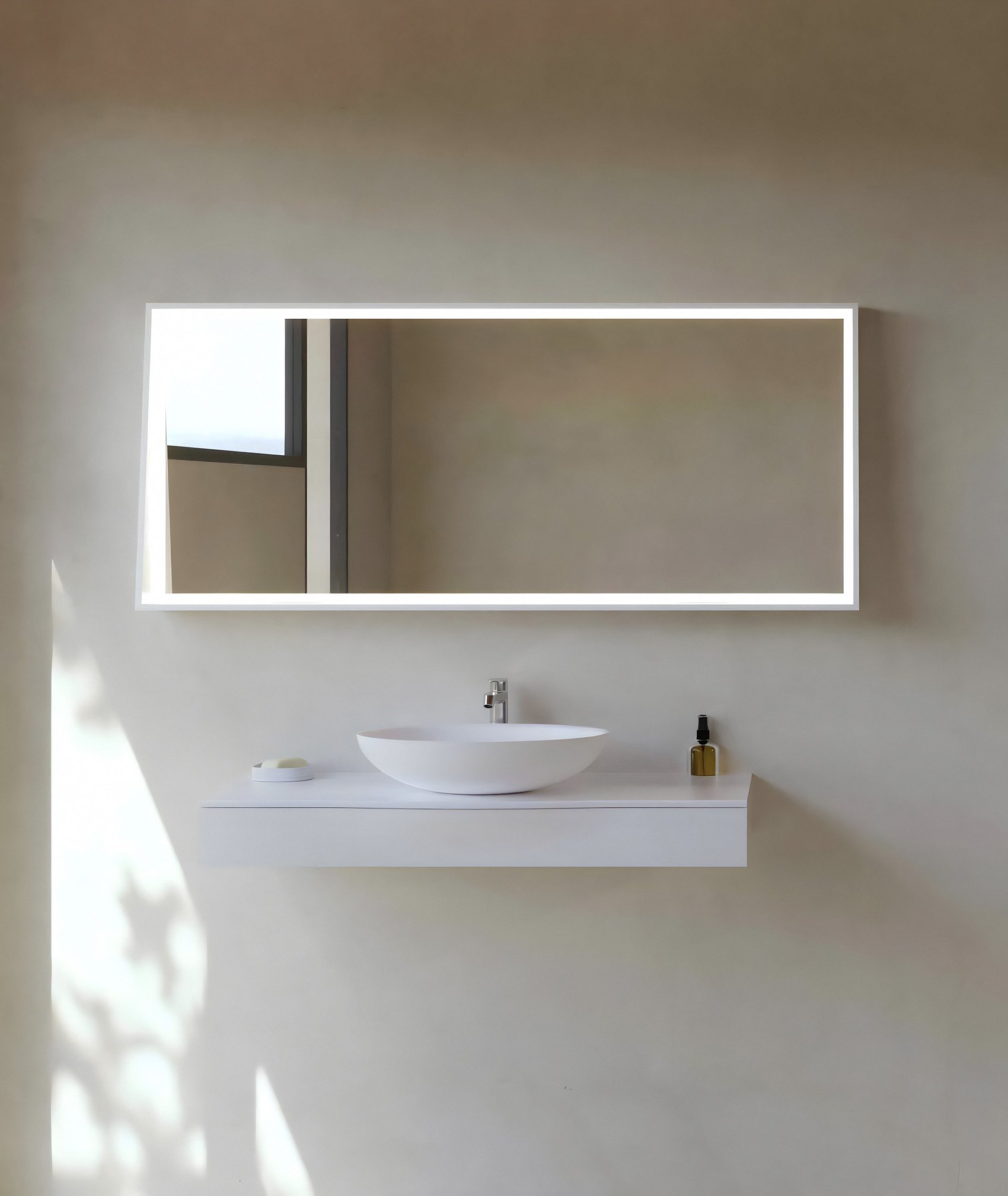 Badezimmer-beleuchtet-und-eckig-aufsatzbecken