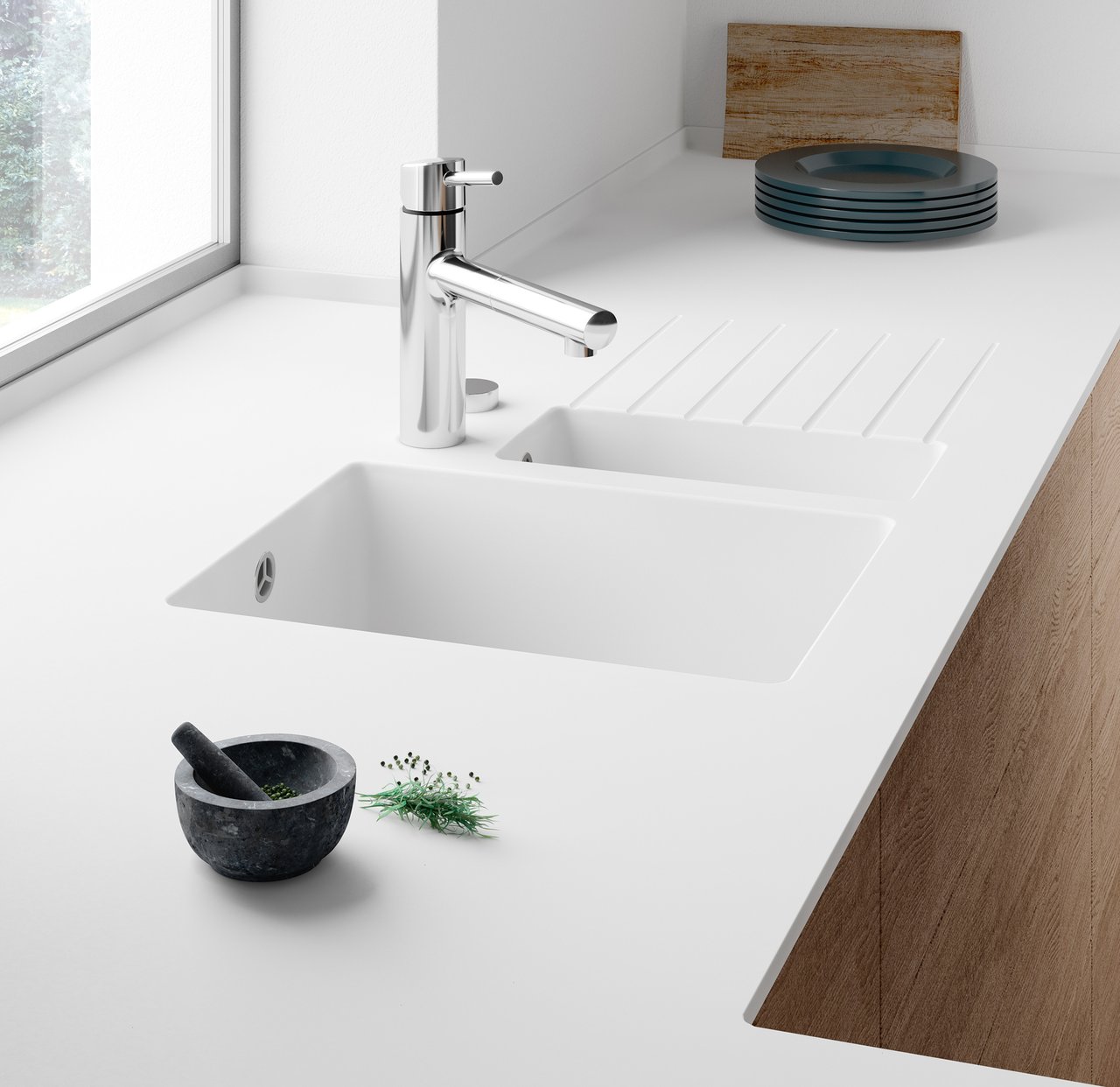 miraklon-kueche-mit-weißer-arbeitsplatte-und-integrierter-spuele