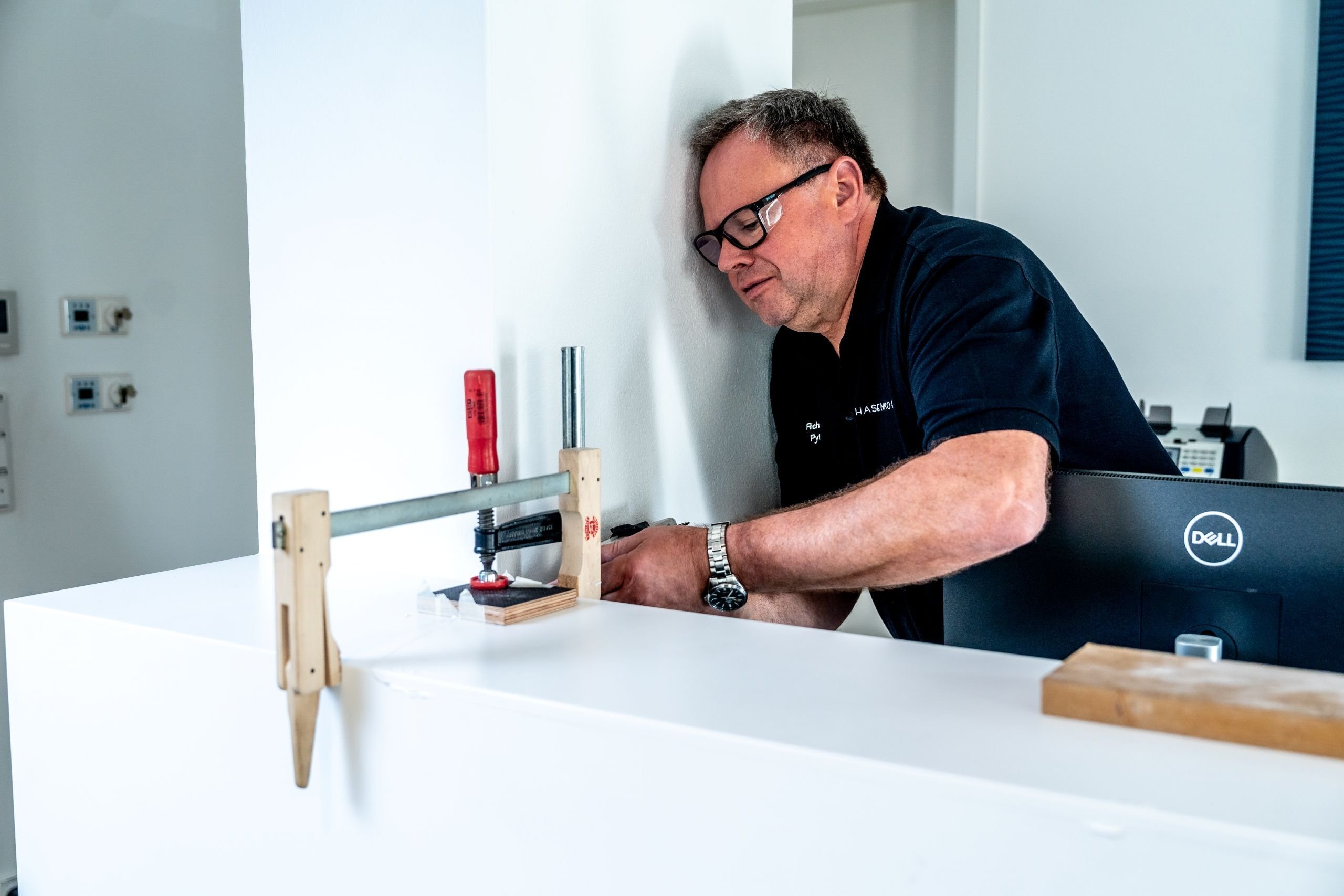 Mitarbeiter-Hasenkopf-montiert-eine-weiße-theke