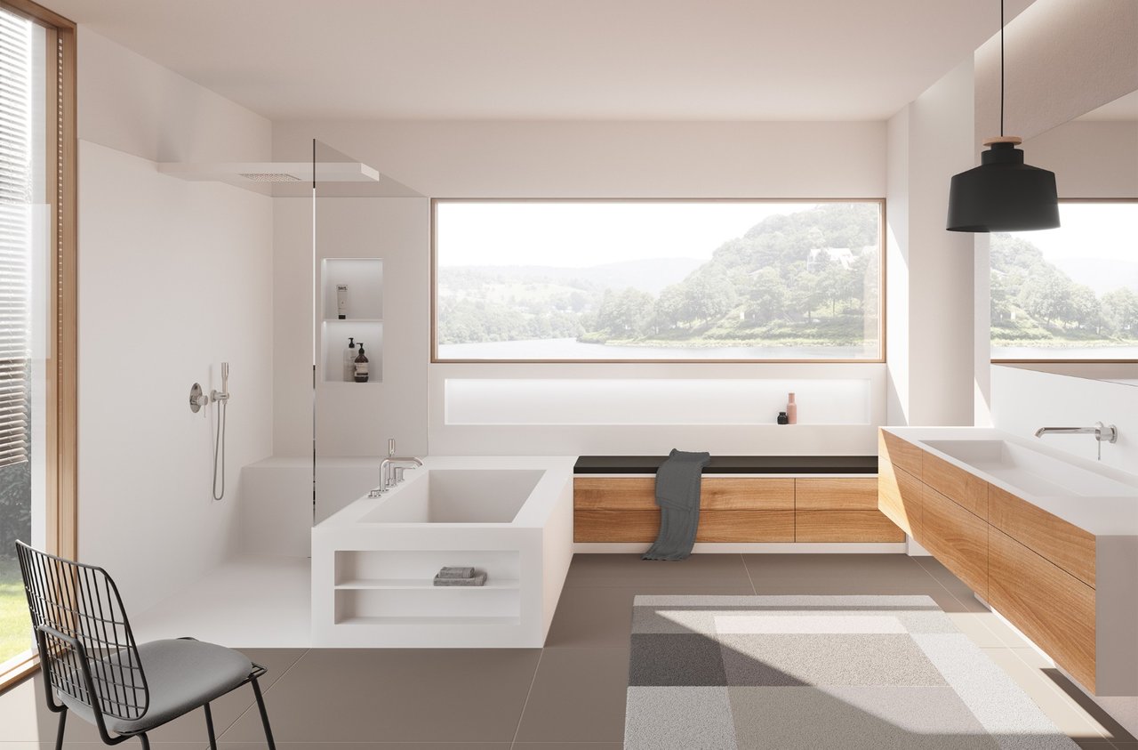 Badezimmer-mit-Badewanne-Dusche-und-Waschtisch-aus-weissem-Mineralwerkstoff-Holzfronten-und-grossem-Fenster