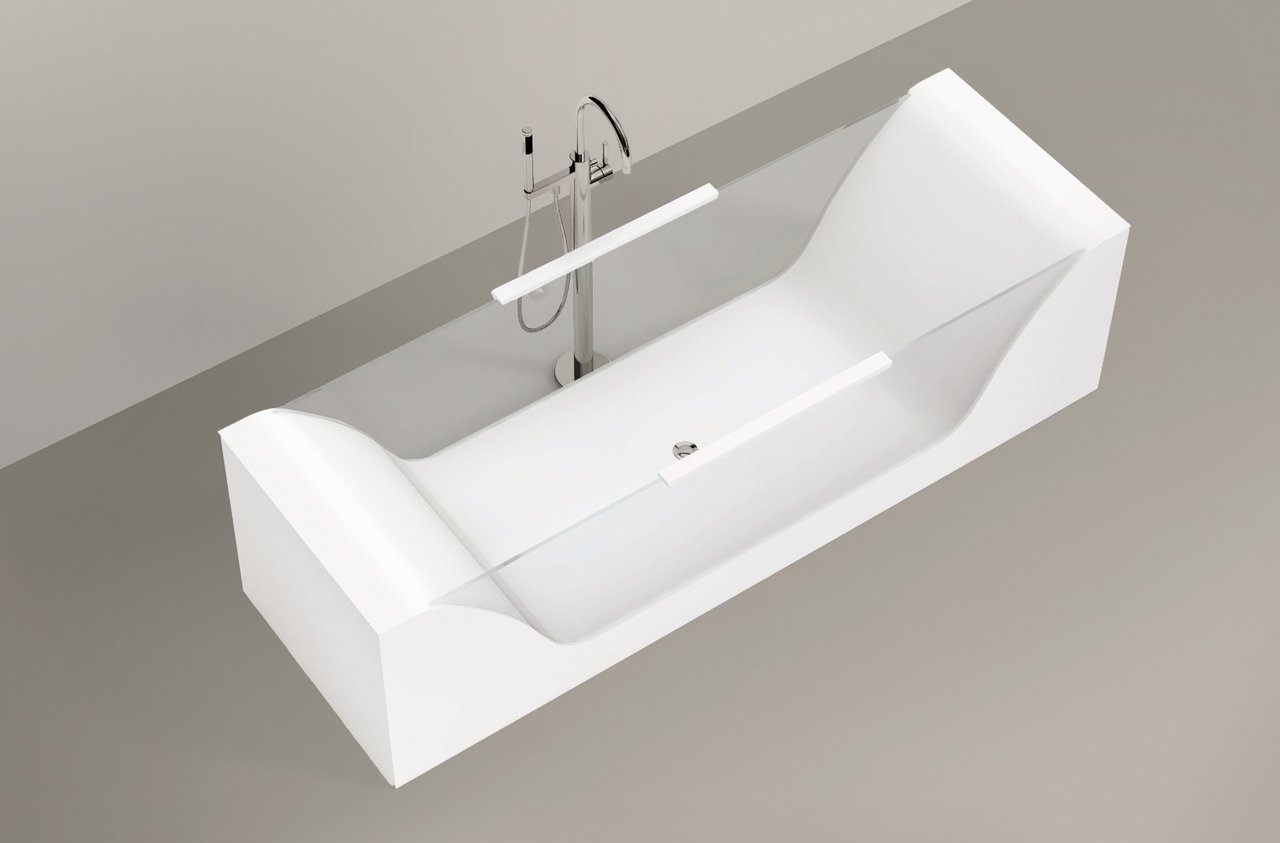 individuelle-badewanne-mit-glaselementen