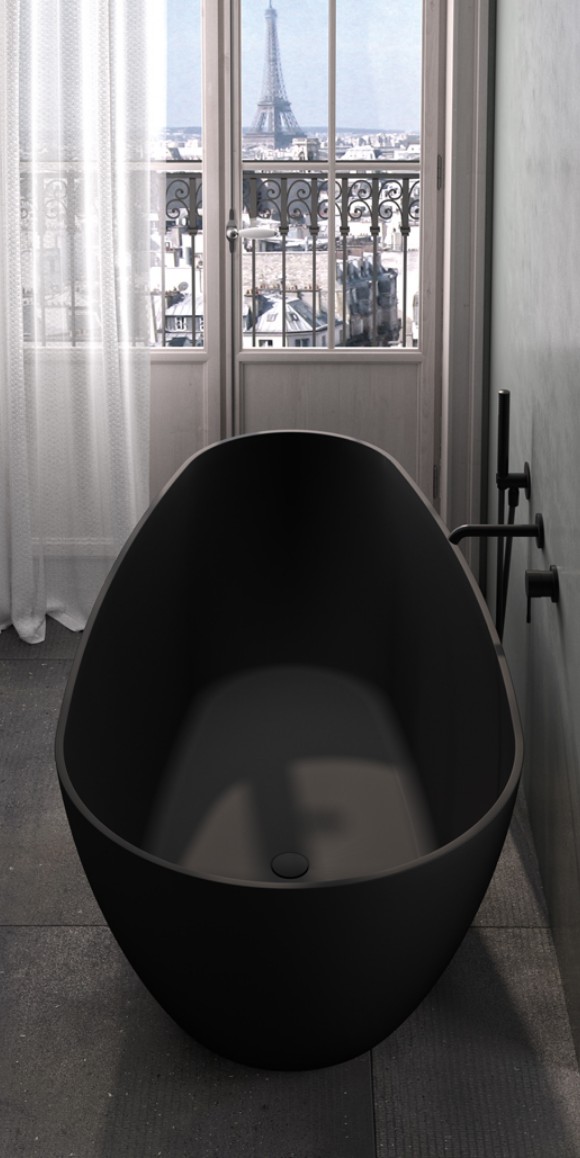 Freistehende-schwarze-Badewanne-aus-Mineralwerkstoff-in-modernem-Badezimmer-mit-Balkonausblick-und-hellen-Vorhaengen