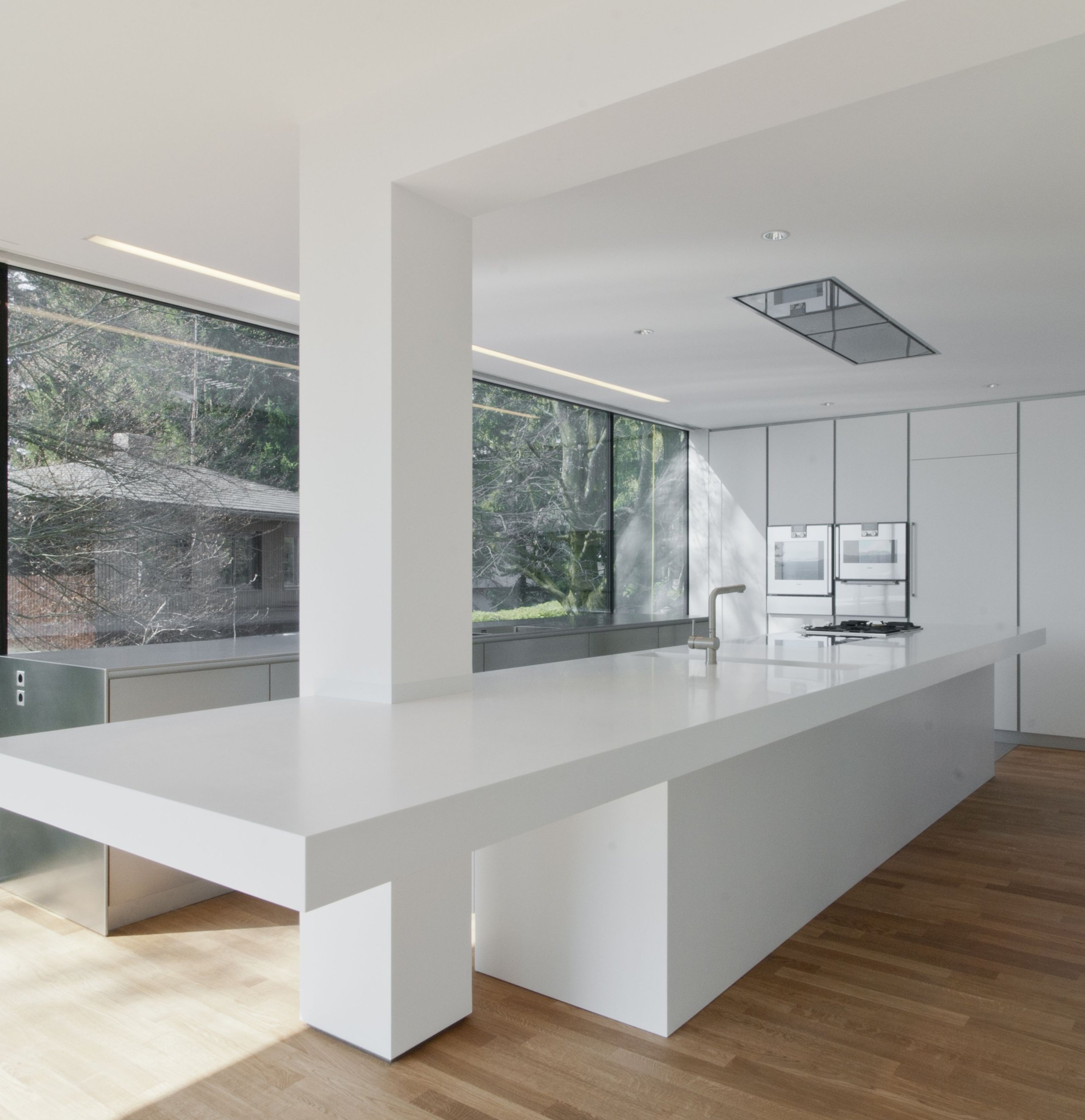 weiße-arbeitsfläche-für-die-küche-aus-mineralwerkstoff