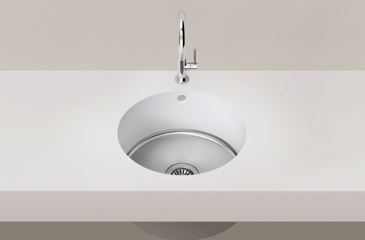 elegante-küchenspülen-aus-weißem-mineralwerkstoff