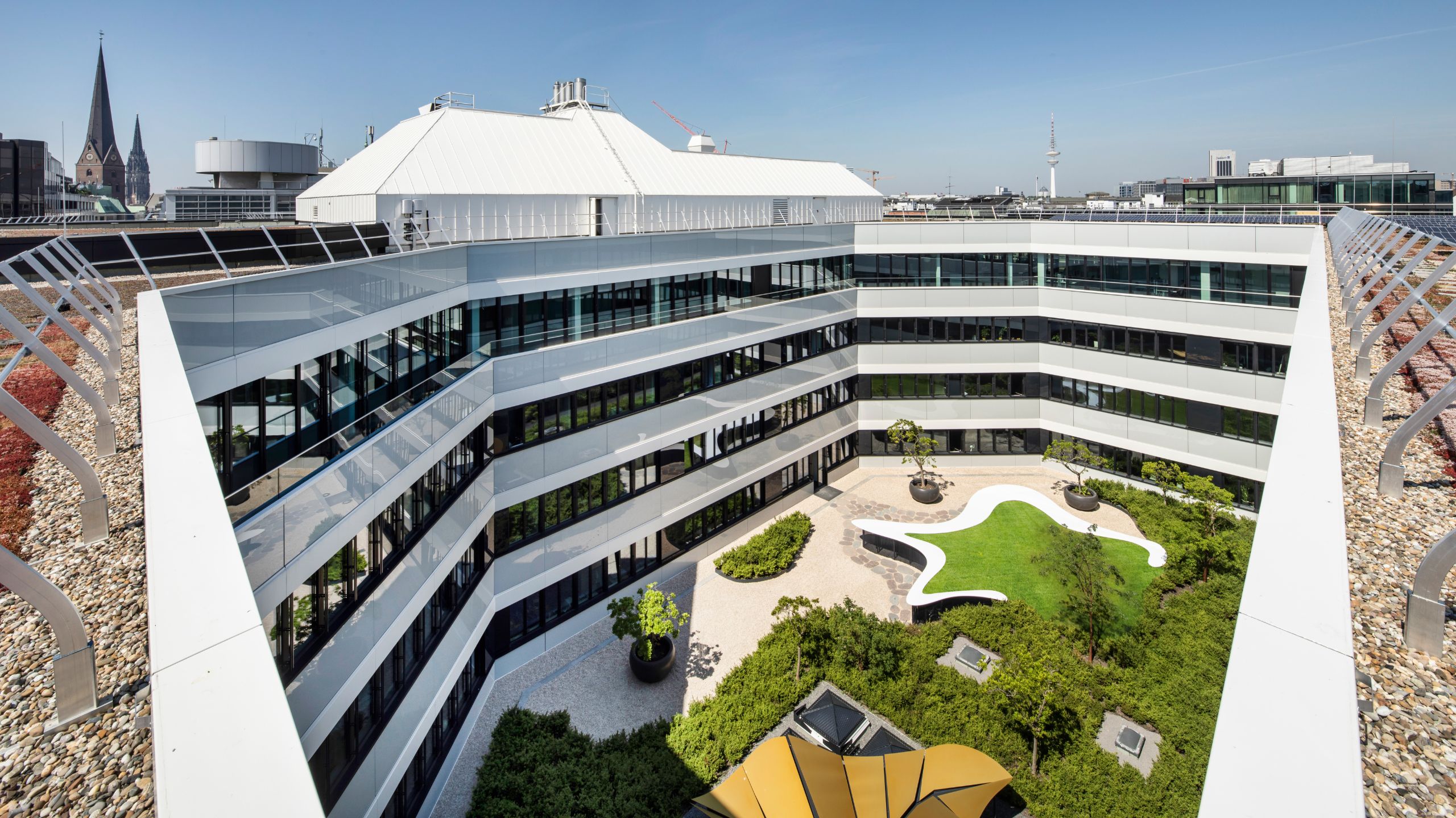 organisch-geformter-innenhof-von-DZ HYP