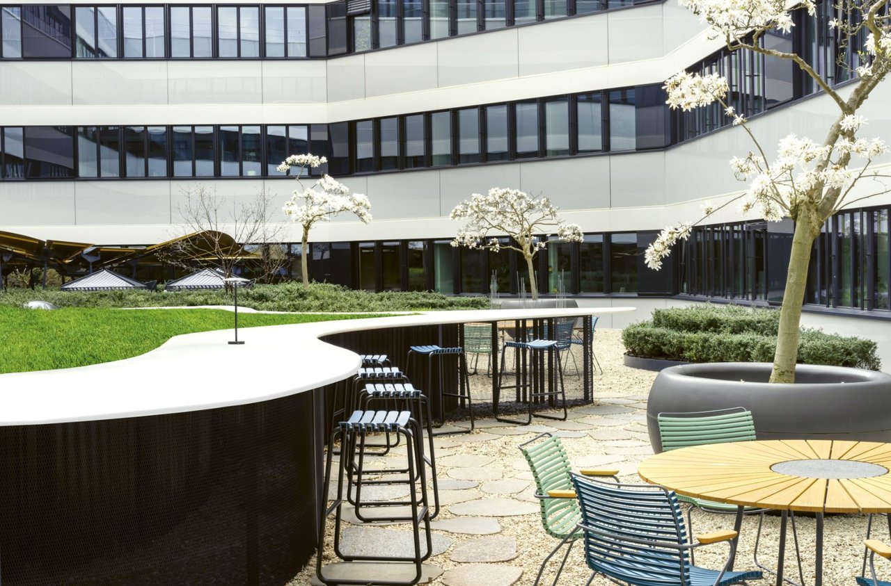 hasenkopf-dz-hyp-innenhof-stehtresen-corian