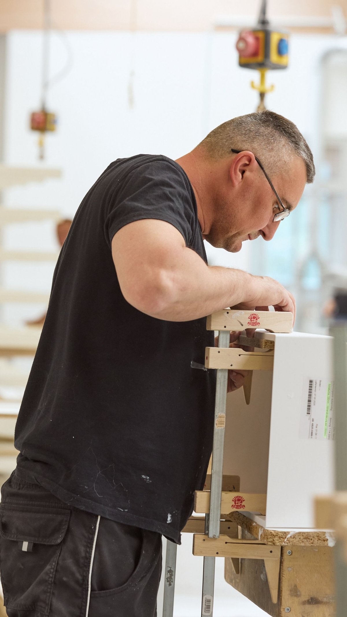 Seitenprofil_von_einem_Hasenkopf_Mitarbeiter_in_der_Produktion