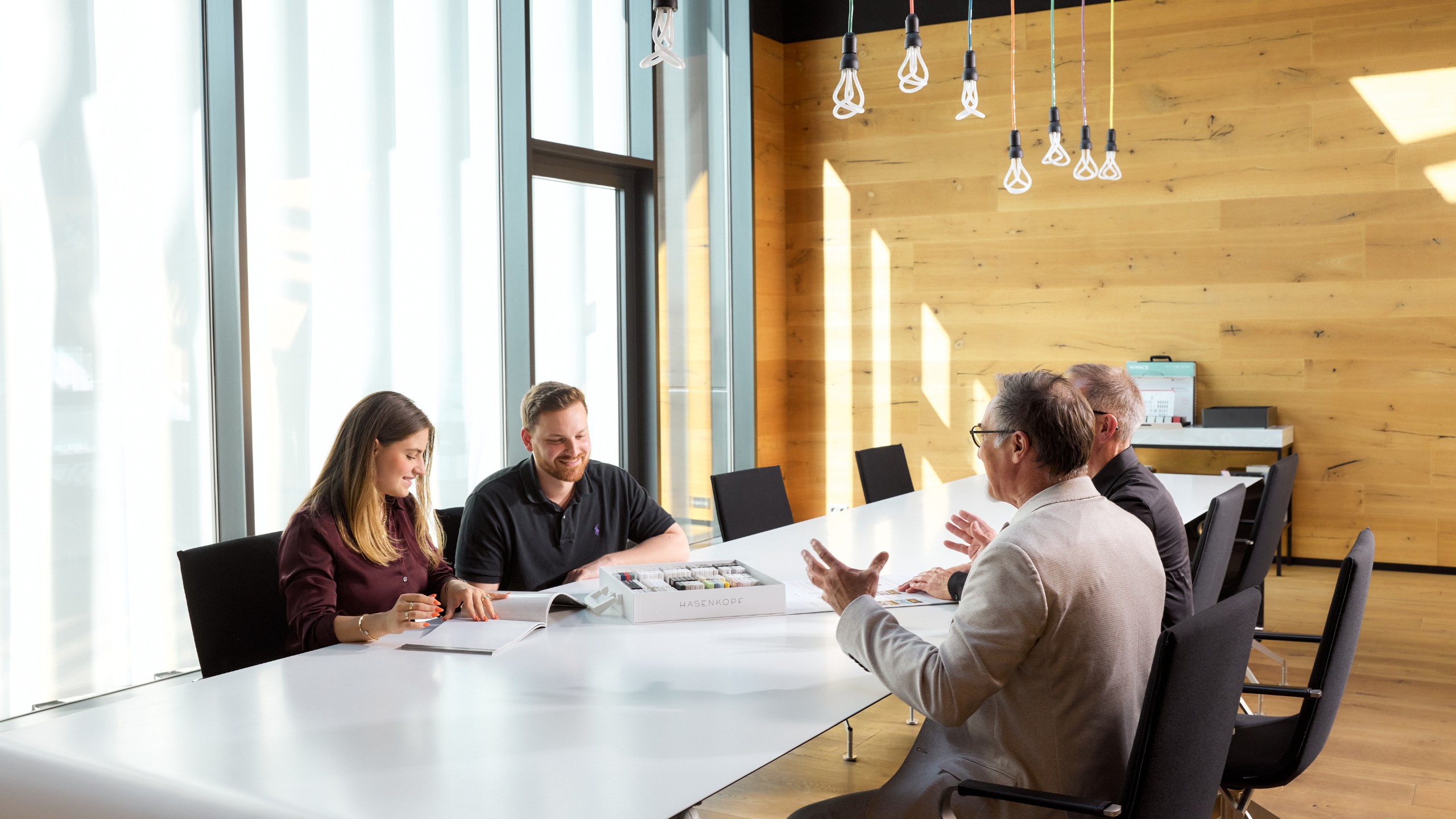 Beratung-Hasenkopf-in-offenem-Konferenzraum