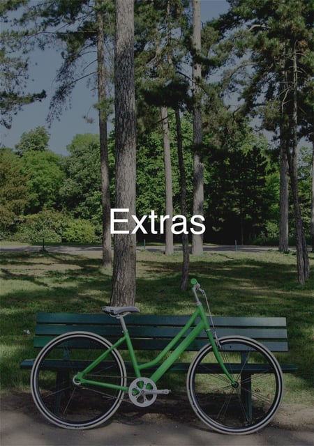 Extra-corporate-benefits-bei-Hasenkopf-Fahrrad-an-Bank-gelehnt-im-Park