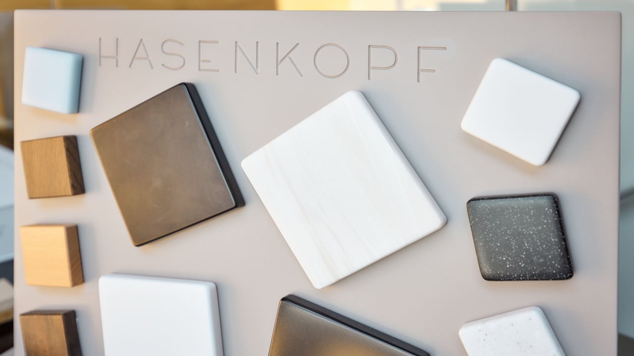 Corian-Muster-Hasenkopf-auf-Wand