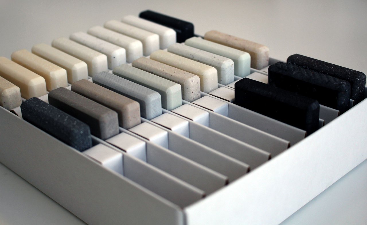 Schachtel-mit-verschiedenen-Himacs-Material-Mustern-in-diversen-Farben