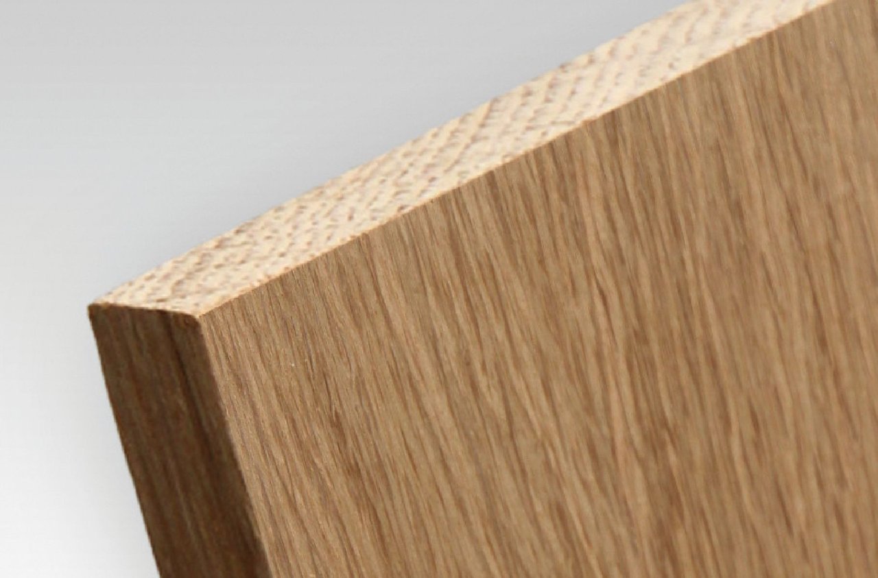 Nahaufnahme-einer-Massivholzplatte