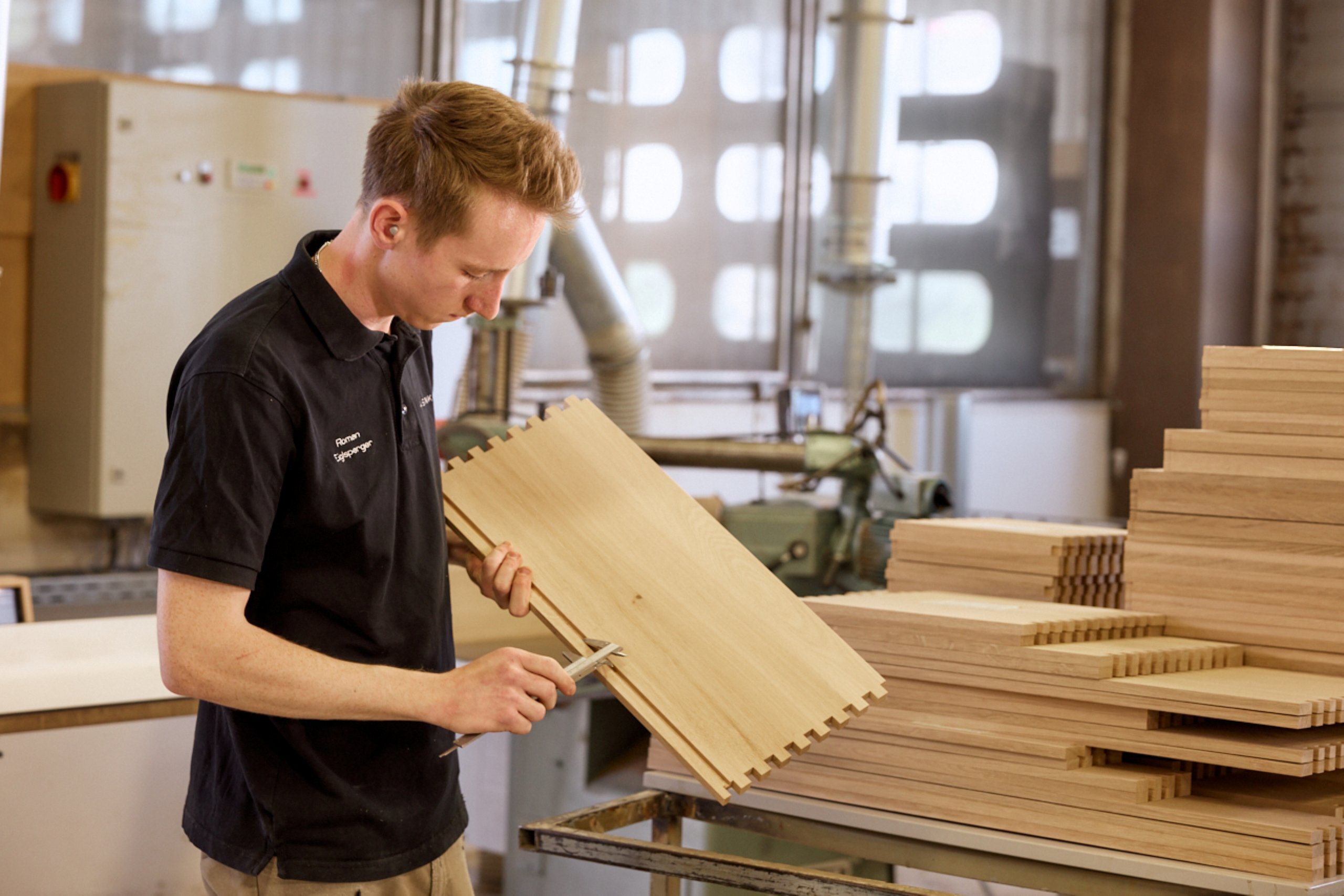 Schreiner-Hasenkopf-bei-Holzverarbeitung