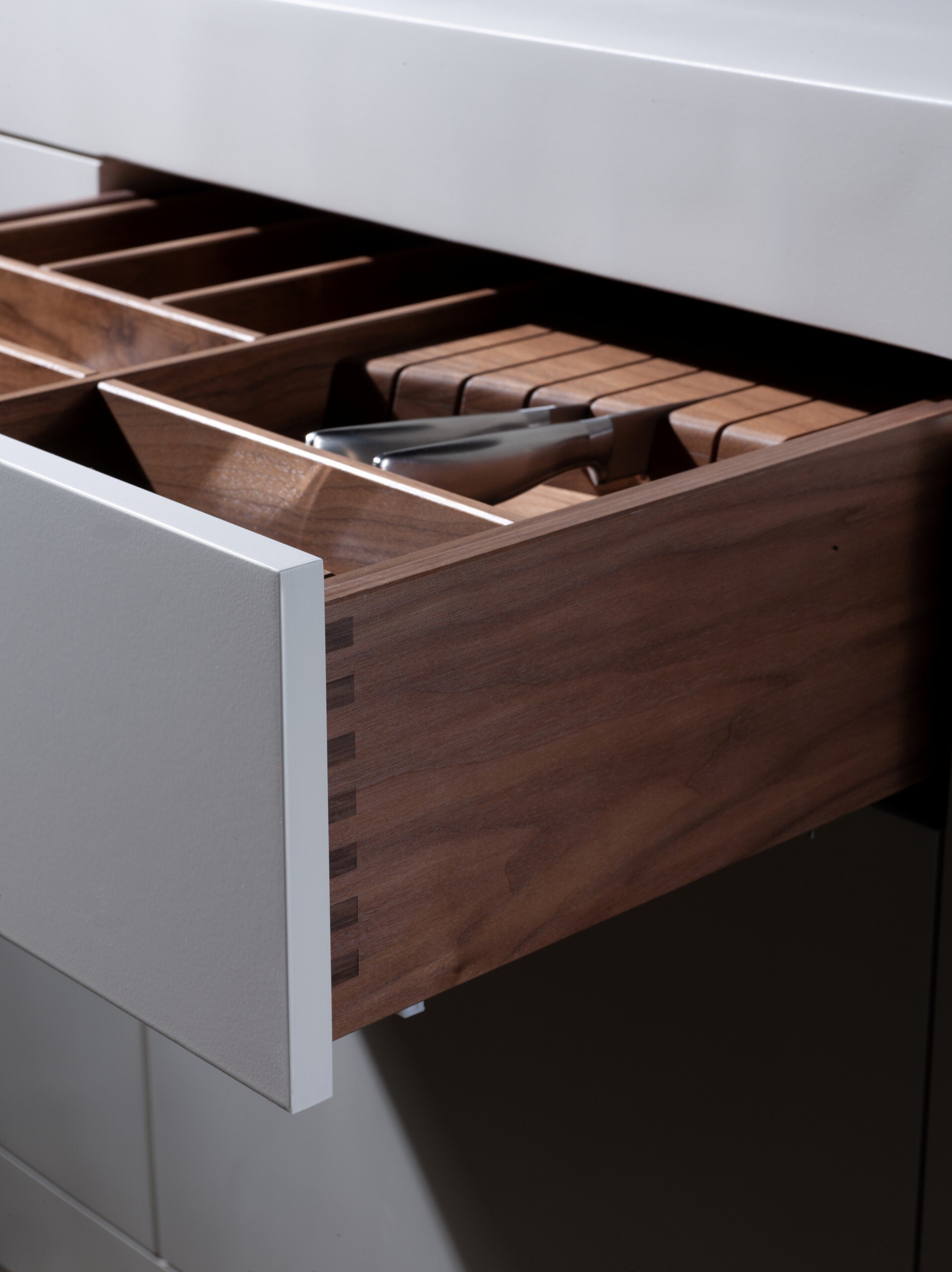 Schublade-aus-Nussbaumholz-mit-Besteckeinsatz-und-praezisen-Zinkenverbindungen