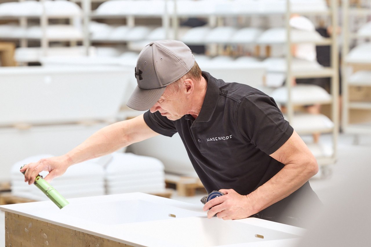 Hasenkopf-Mitarbeiter-Qualitätskontrolle-Mineralwerkstoff-Waschbecken