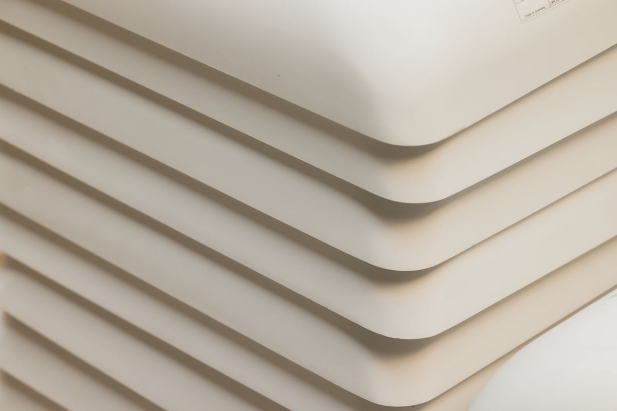 Mineralwerkstoff-Becken-aufeinander-geschichtet