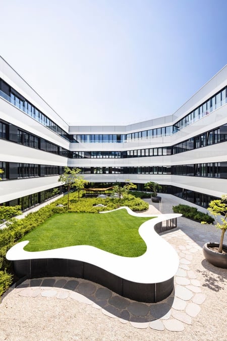 Hasenkopf-Projekt-DZ-HYP-Innenhof-Ausstattung-mit-Stehtresen-aus-Mineralwerkstoff