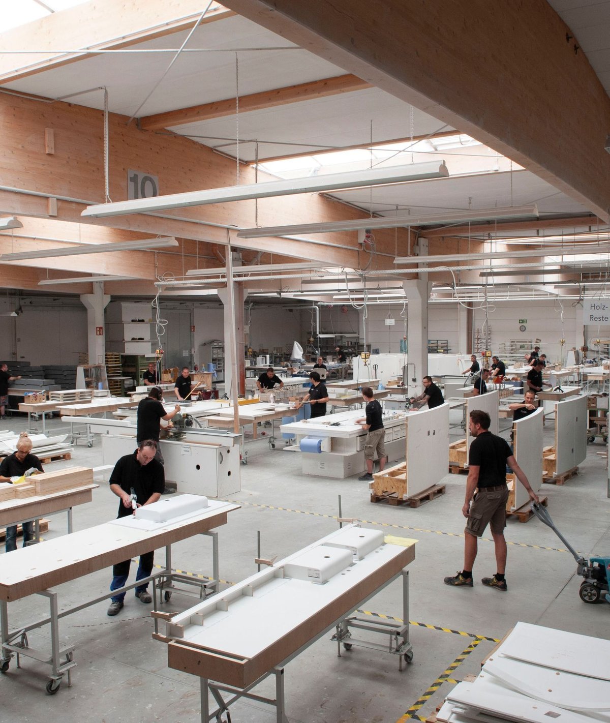 Produktionshalle-von-Hasenkopf-mit-Mitarbeitern-bei-der-Fertigung-von-Mineralwerkstoff-Elementen