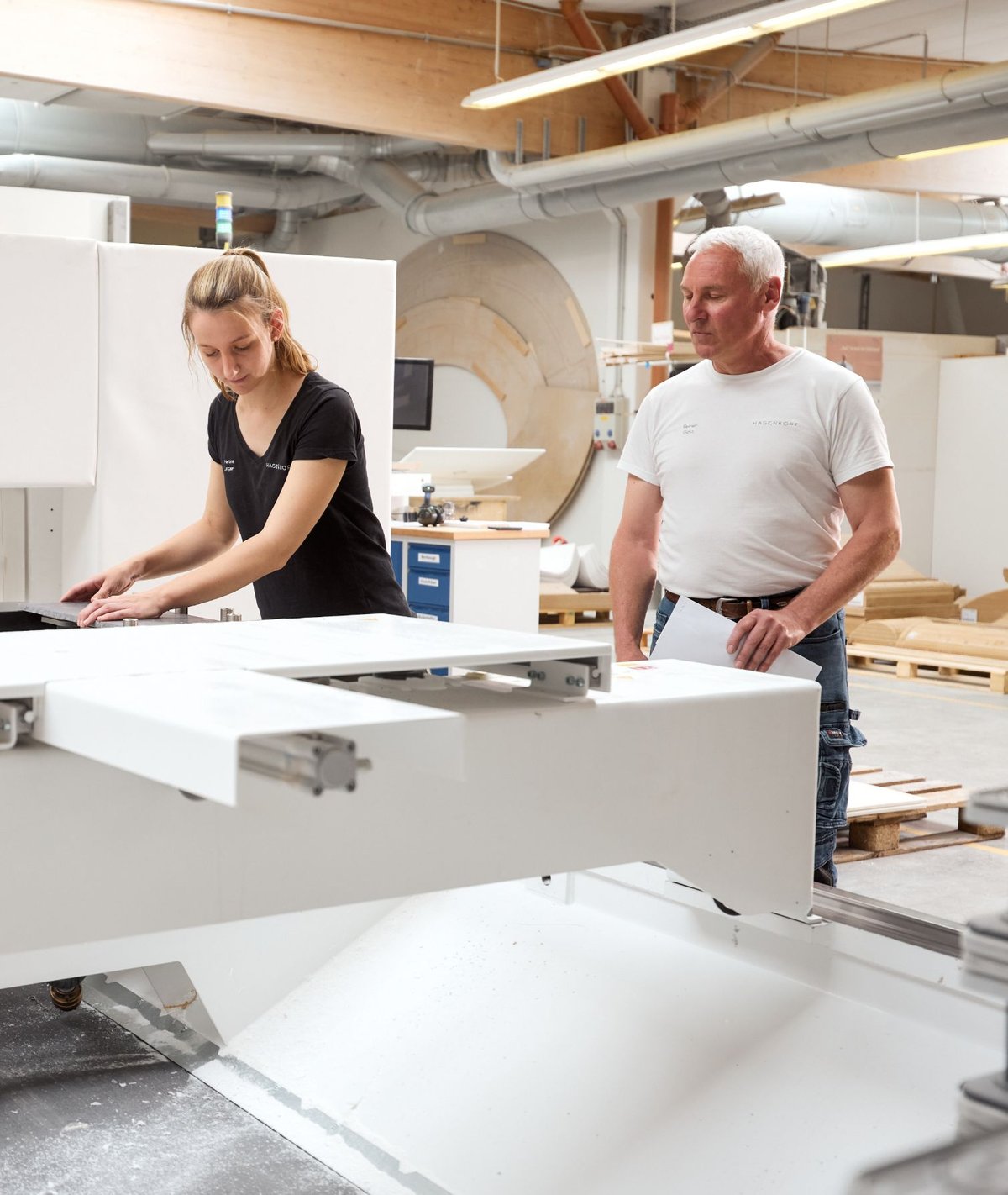 Hasenkopf-Mitarbeiter-in-der-Produktion-bei-der-Pruefung-eines-Mineralwerkstoff-Elements