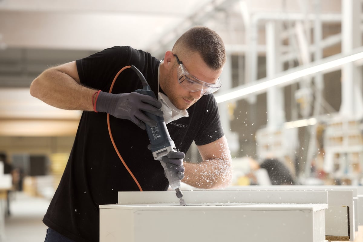 Mitarbeiter-Hasenkopf-am-fraesen-von-Mineralwerkstoff