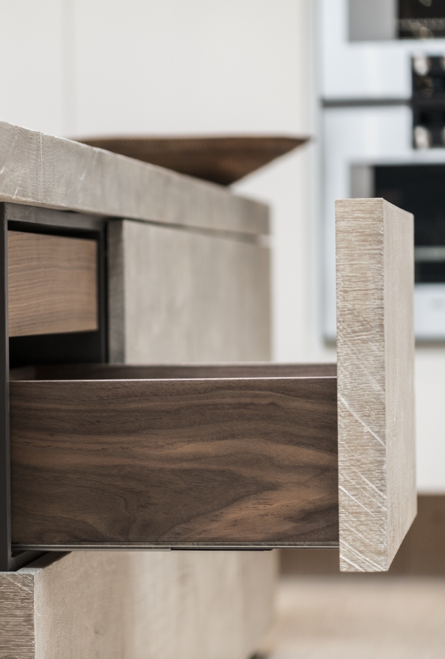 Detailaufnahme-einer-Schublade-aus-dunklem-holz-mit-front-aus-heller-Eiche-im-modernen-Kuechenmoebel-Design