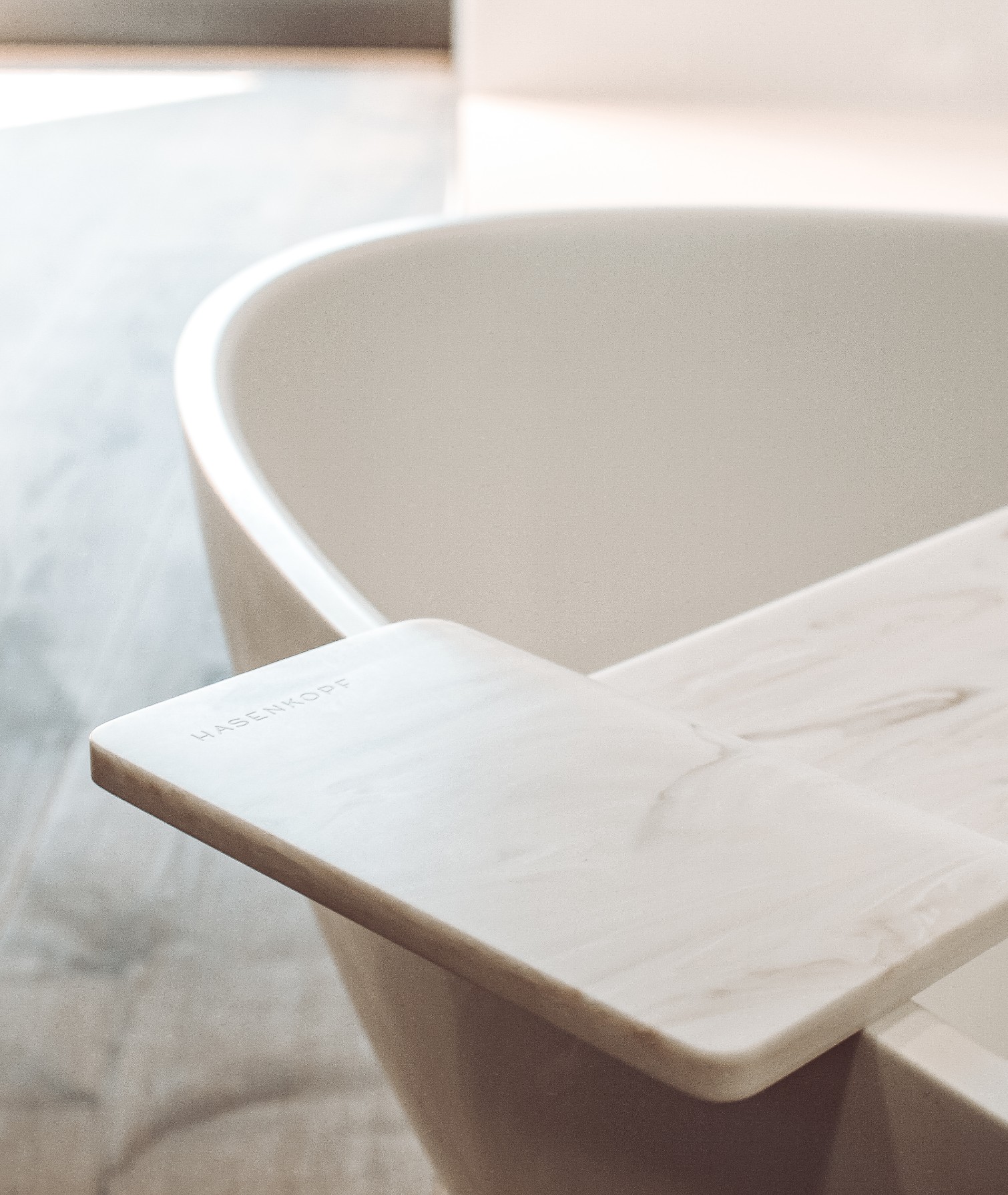 weiße-Badwannenablage-aus-Mineralwerkstoff weiße-Badwannenablage-aus-Mineralwerkstoff